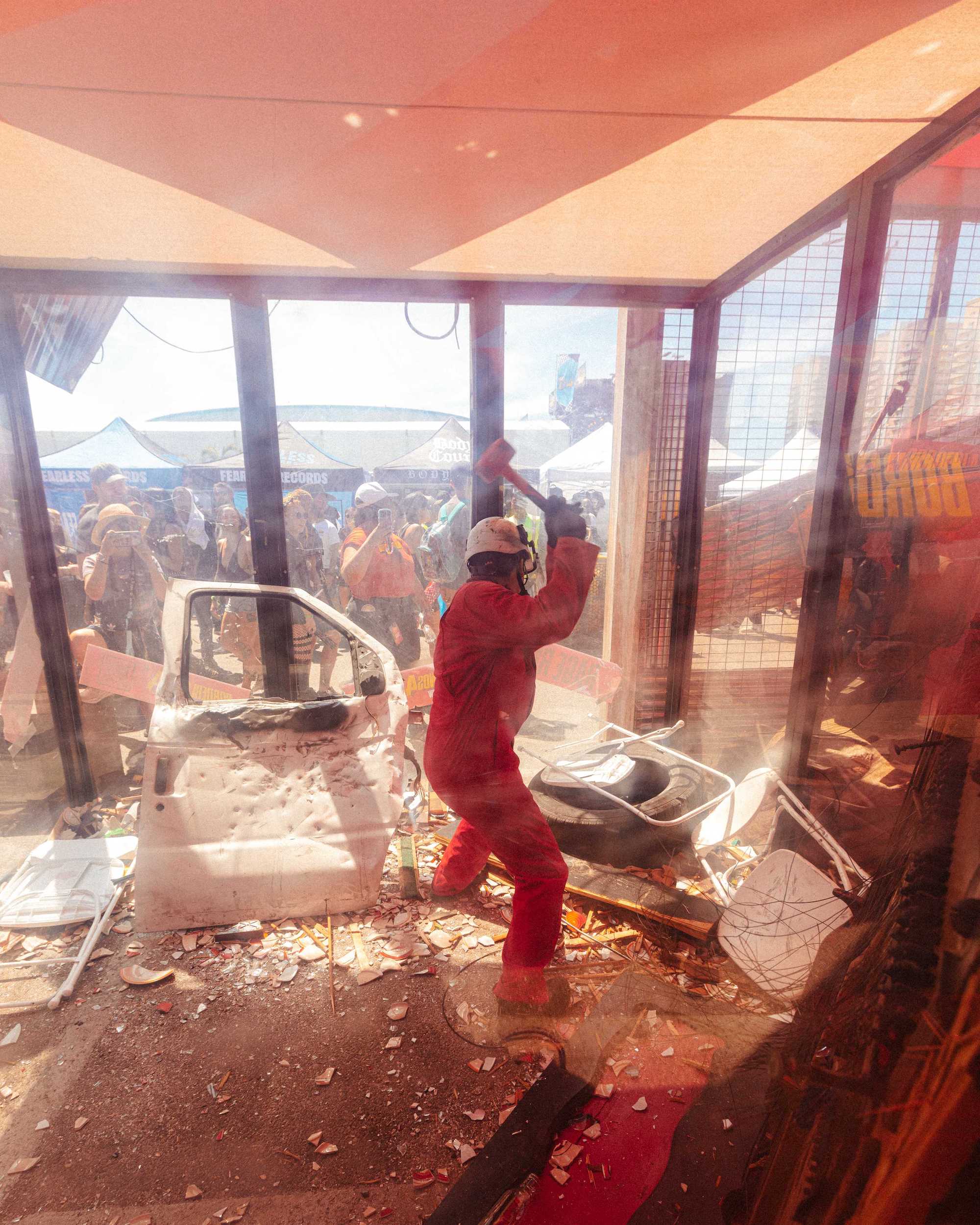 man uses sledgehammer in borderlands rage room
